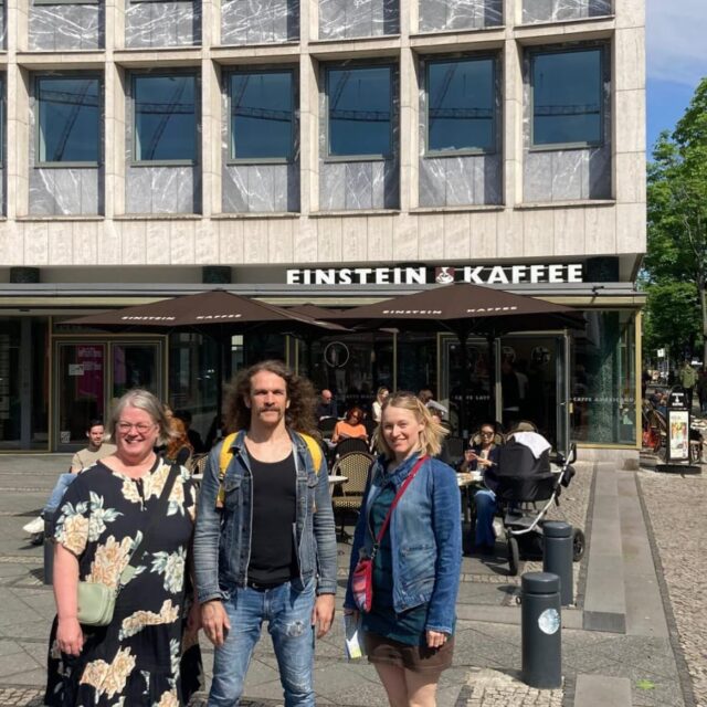TYKin fysiikan opettajat suosikkipaikassaan. He kävivät myös mittaamassa näköalatornin hissin kiihtyvyyttä ajan funktiona. ⚛️ 🇩🇪

#tyktre #luonnontieteet #Berliini