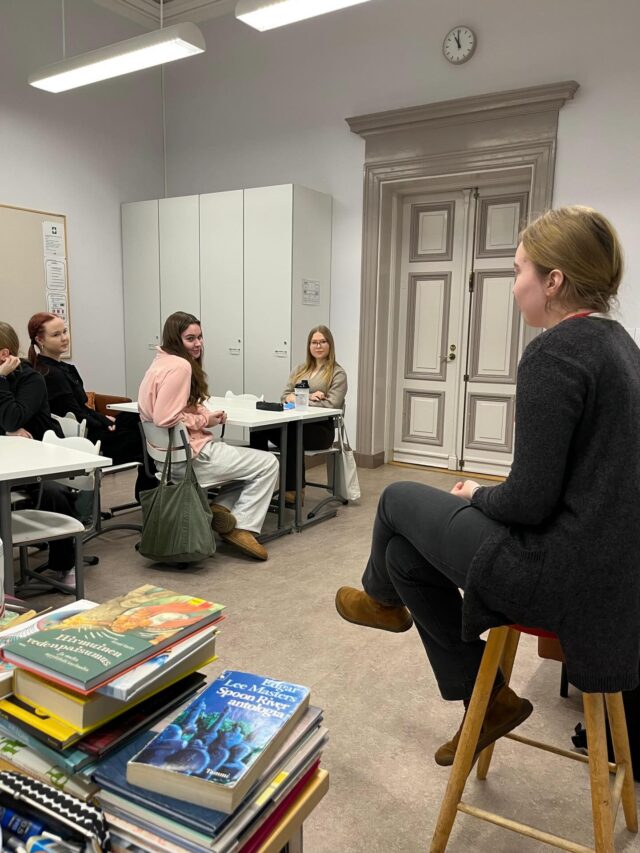 Tarinapaja ITK01.4 valmistautuu  päättöviikkoon Punaisen tuolin harjoituksella, jossa jokainen vuorollaan syventää suunnittelemaansa fiktiivistä henkilöä vastaamalla toisten kysymyksiin. #tyktre