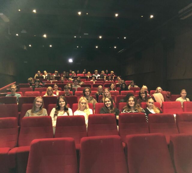 Tykkiläisiä A- ja B-ranskan opiskelijoita Lukki-hankkeen rahoittamana elokuvissa Arthouse Cinema Niagarassa yhdessä muiden Tampereen lukioiden ranskan opiskelijoiden kanssa. C’était une belle séance! #tyktre
