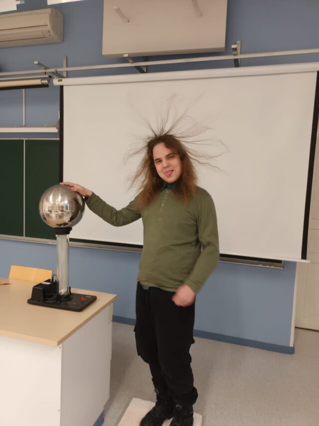 Hiuksia nostattavaa opiskelua tänään fysiikan tunnilla. Kokeilimme myös sähköistä kättelyä ⚡.
#tyktre #fysiikka #luonnontieteet #sähköoppi