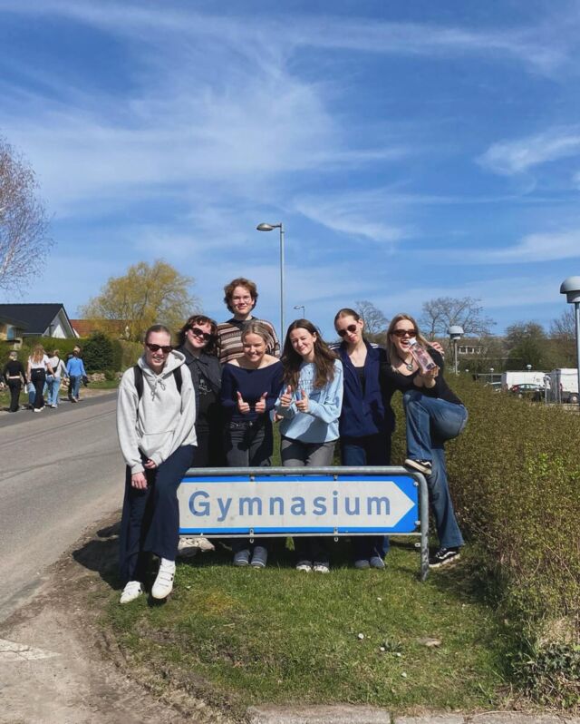 Hej fra Danmark 🇩🇰 Ensimmäisenä päivänä Tanskassa tutustuimme kouluun. Lähdimme kävellen tutkimaan paikallista seutua ja kyliä. Kiivettiin paikalliselle nähtävyydelle, jonne oli matkaa reilu neljä kilometriä. Takaisin koululla pidimme pizzaillan ja vietimme aikaa tanskalaisten ja virolaisten nuorten kanssa. #tyktre #nordplus #letstalkaboutnordplus