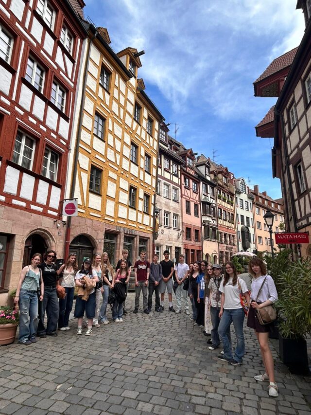 Viele Grüße aus Nürnberg! 
TYKin ja Kalevan opiskelijat viettivät viikon Saksan Baijerissa ja tutkivat yhdessä Labenwolf-Gymnasiumin nuorten kanssa ihmisoikeuksia. Ohjelmaan mahtui koulupäivien lisäksi myös mm. vierailuita lähikaupungeissa (München ja Bamberg), koulun Sportfest, historiallisia kohteita kuten Albrecht Dürerin kotitalo, Nürnbergin puoluepäiväkenttä ja oikeustalo sekä Deutsches Museumin tulevaisuusmuseo. Parasta reissuissa on uudet jutut ja uudet tutut. 🖤❤️💛

#tyktre #nürnberg #tykinternational