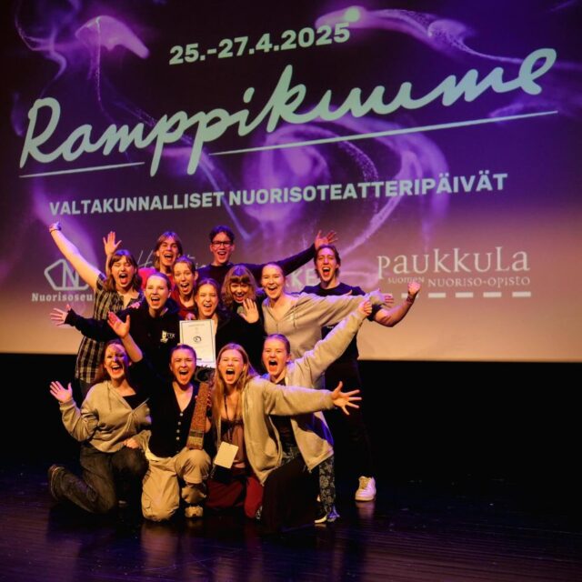 Ramppikuume 2025 tapahtumassa tykkiläiset jatkoivat menestystään!

Iita Ojalan ohjaama näytelmä Tove voitti Ramppikuume-kiertopalkinnon ja 1000 euron stipendin. Näytelmän ohjaus ja käsikirjoitus oli Iitan teatterin lukiodiplomi. Lisäksi samasta diplomista Mesihelmi Mänttäri sai näyttelijäntyön kunniamaininnan ja Tilma Torvinen koreografin kunniamaininnan. Toven koreografia oli myös Tilman tanssin diplomityö. #tyktre