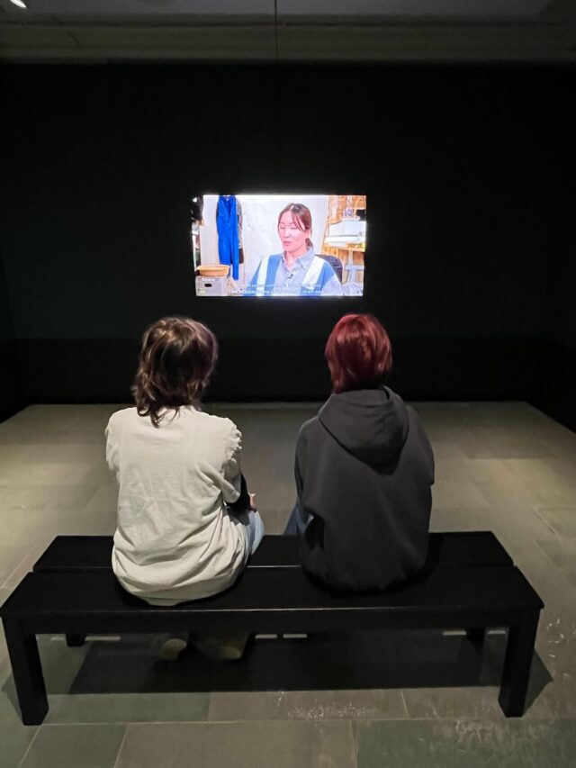 TYKin Runopaja ja Tarinapaja kävivät taas tutustumassa näyttelyihin ja kirjoittamassa Tampereen taidemuseossa. Taide ruokkii taidetta. #tampereentaidemuseo #vuodennuoritaiteilija